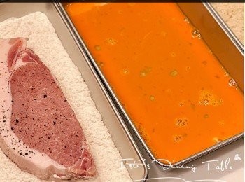 step3: 按次序沾上麵粉、蛋液和麵包糠（上麵包糠時拍實，炸粉會更貼實）