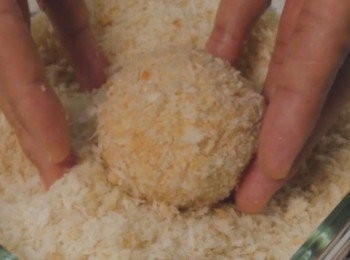 step8: 再放進麵包糠中沾滿麵包糠