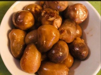 step4: 用鷄湯將草菇燙2分鐘後撈起。