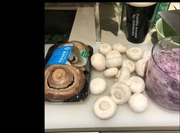 step1: 先將啡菇，白蘑菇用濕布抹乾淨
千祈唔好用水洗，咁樣會令到啲菇出好多水
將蒜頭同埋洋蔥切碎