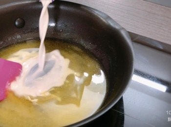 step3: 把栗米油和牛油放入小鍋，用小火加熱至牛油融化，然後加入鮮奶，關火並拌勻。