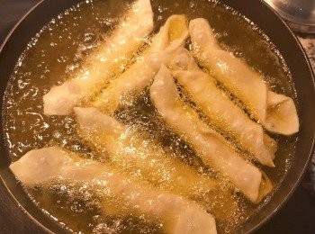 step8: 起油鍋，油溫燒至160度左右，輕輕放入蝦捲，