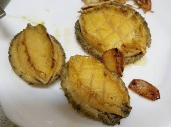 step3: 牛油起鑊，落蒜片， 聞到蒜香後落鮑魚煎成兩邊金香即可， 鮑魚拎起用。