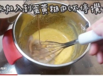 step13: 熄火加入到蛋黃糊內(不停攪拌)