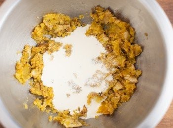 step2: 將地瓜壓泥後趁熱加入砂糖、法國鮮奶油