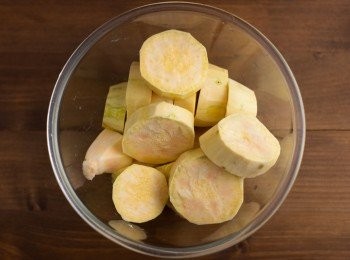 step1: 首先將地瓜去皮後下鍋蒸熟。