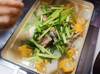 step9: 加入粟米、白蘿蔔，煮沸後轉中小火煮20分鐘
之後下唐芹及蔥，關火焗5分鐘即可