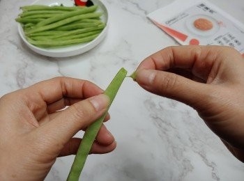 step4: 四季豆洗淨，撕去邊位的老筋