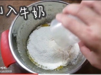 step26: 倒入牛奶