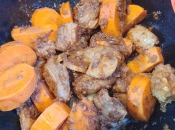 step4: 之後放入羊腩粒大火拌炒約2分鐘，然後沿鍋邊加入約1湯匙紹酒，繼續翻炒，再加入甘筍翻炒片刻。