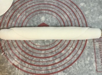 step8: 越滾麵皮會越大越薄；打開撒粉，換ㄧ個方向再捲起來推滾；