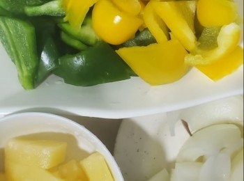 step1: 三色辣椒清洗乾淨，切成三角備用，菠蘿切開五份備用，金沙骨用水清洗瀝乾水份，切成粒狀，放入雪櫃備用，排骨取出用適量鹽調味，加入蛋漿撈勻，加入少量生粉水，再用生粉上粉