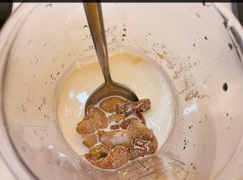 step3: 半板海膽、淡忌廉、蒜頭、牛奶和海鹽放入攪拌機