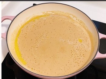 step5: 平底鍋加入牛油中火煮溶，倒入步驟4的海膽醬汁加熱