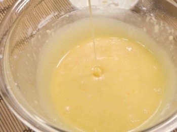 step1: 製作銅鑼燒麵糊
◯首先在大碗中加入小蘇打粉和牛奶 
攪拌均勻
◯加入糖+雞蛋+蜂蜜 
攪拌均勻
◯加入麵粉
攪拌直至麵粉均勻混合