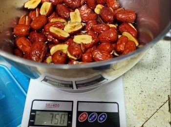 step2: 再用750g水先浸30分鐘，再蒸1小時（可以直接煮30分鐘，蒸會比較不會流失水份）