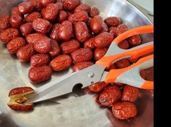 step1: 紅棗先用較剪剪去核備用（要剪到有300g紅棗肉）