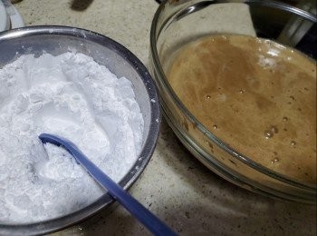 step5: 將紅棗泥及灘凍的糖水拌勻,再將木薯粉160g,馬蹄粉20g,糯米粉40g拌勻,慢慢加入糖水中拌勻成粉漿
