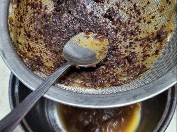 step4: 其餘紅棗隔去水份,將紅棗過篩取紅棗泥備用,有多出紅棗水可以飲用