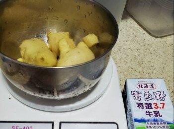 step7: 薑去皮只取120g薑肉,切片用40g水打成薑汁,(如喜歡薑味重可以用破壁機打成汁,連同薑肉一齊用,如怕薑味太重就只用攪拌機打汁隔渣只取薑汁)
再將400ml鮮奶浸溶125g砂糖,(浸溶糖可以節省煮糖時間及不會流失水份)將薑汁與鮮奶糖水拌勻,再將木薯粉160g,馬蹄粉20g,糯米粉40g拌勻,慢慢加入薑汁糖水中拌勻成粉漿,拌勻後再過一次篩確保沒有粉粒才備用