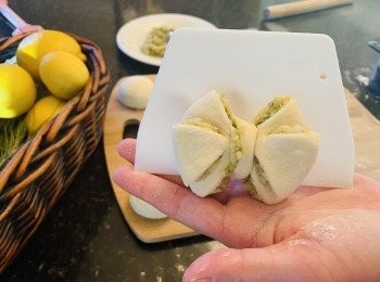 step2: 準備蒜頭，切成蒜蓉，然後鍋中放油，把蒜蓉炒出香味，放涼備用，開細火