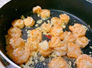 step3: 意大利面提前煮好，放奶油，奶酪，和熟的意面，最后放入欧芹和虾仁