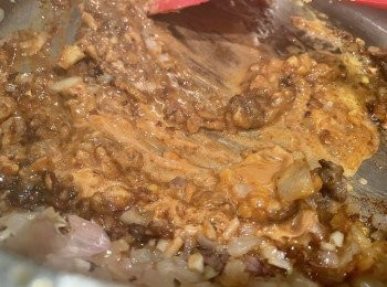 step2: 花生沖洗乾淨後可用白鑊烘乾或空氣炸鍋150度焗8，去衣搗碎備用