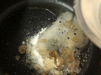 step9: 用鍋裡餘下的油加入砂糖、冰糖、熱水100ml，以細火煮糖色。
