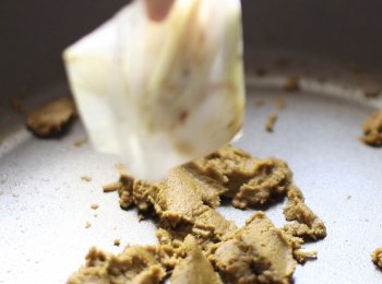 step3: 加入青咖喱醬，炒至聞到香味後， 取出香茅、南薑入
