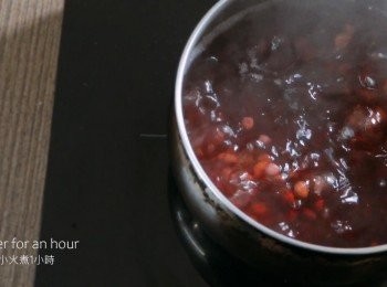 step2: 把紅豆和水放入煲，用小火煮1小時至軟身。