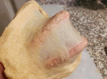 step1: 面团比较粘，能够轻易的拉出膜