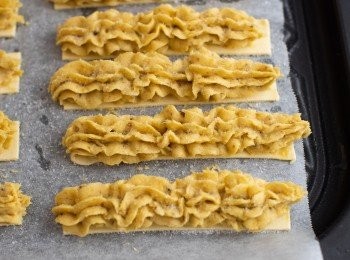 step4: 將地瓜泥用擠花帶擠在起酥皮或是餅乾上後，撒上砂糖並放入烤箱中用230度烤至上色就完成了。