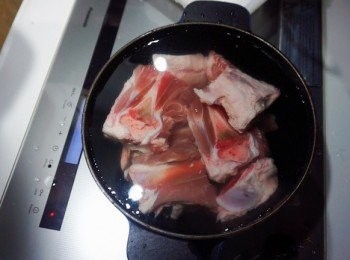 step1: 豬骨先凍水下鍋，用最小小小火煮40分鐘出血(跑活水)
隔水後逐件清洗乾淨