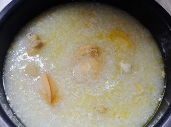step2: 我用電飯煲煮粥模式，將水、浸瑤柱的水(水量約至粥的五分四刻度)、瑤柱絲和米先放入鍋中，見水煮滾，加入雞件，待約15分鐘後先撈出雞件，放置一旁備用; 在最後約5分鐘才加回雞件和鮑魚，並加鹽作調味，再加入薑絲便可享用。