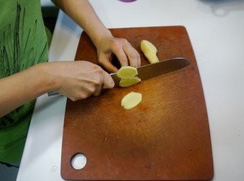 step3: 薑洗淨，去皮切片
蒜頭去皮