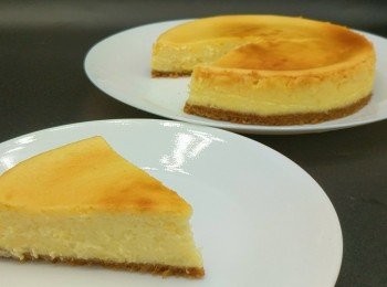 step2: 放入6寸模具壓平備用。奶油芝士室溫軟化。加入糖拌勻。然後加入雞蛋，蛋黃，榴蓮拌勻。再加入鮮奶油和粟米粉拌勻。