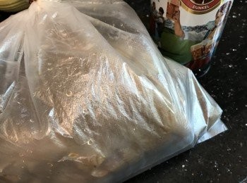 step6: 綁好保鮮袋，浸20分鐘，期間將豬手反轉一次