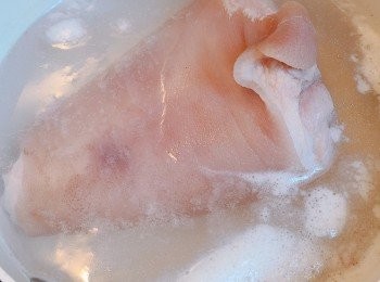 step2: 豬手解凍，將清水煲滾，將豬手汆水洗淨備用。