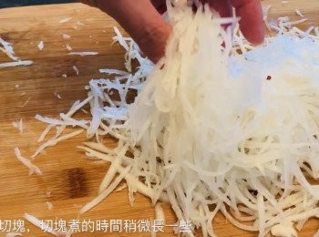 step1: 准备一根白萝卜，切块或者切丝