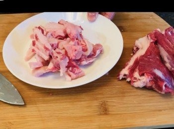 step2: 切羊骨的时候去掉一些肥油部分，留着煎鱼