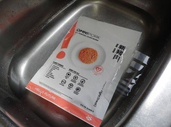 step1: 原包新豬肉浸水解凍