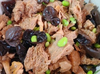 step11: 之後加入貓耳朵和毛豆再煮10分鐘並撒入胡椒粉，間中攪拌一下，試味，如有需要可再作調味，淋上適量麻油，蓋上鍋蓋後熄火，焗1小時。