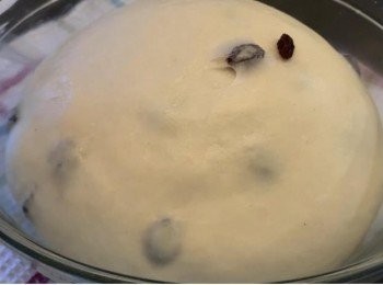 step2: 主面团所需要呢<span class="group_1">食材</span>有：
Bread flour 高筋面粉 75g
Dry Milk Powder 干奶粉 15g
Yeast 酵母 2g
Salt 盐 2g
Whipping cream 奶油 70g
Butter 黄油 20g
葡萄干 适量