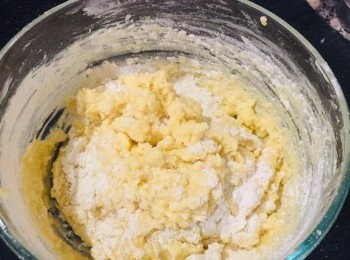 step1: 先把黃油加糖打發，加入其他的牛奶，奶粉，椰絲等<span class="group_1">食材</span>，液體的部分一點一點的加，混合過後再加！