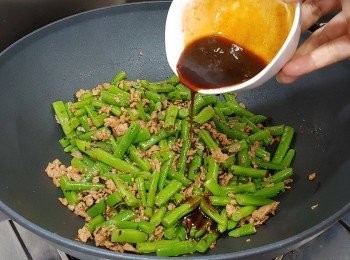 step10: 再下<span class="group_3">汁料</span>炒勻