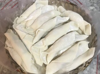 step7: 依續將蝦捲捲完，放置時需以塑膠袋或烘培紙分開，以免沾黏；