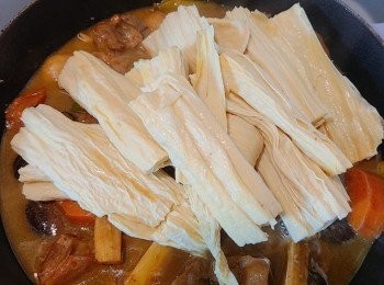 step6: 炆煮90分鐘後可試味，如有需要可加羊腩醬、生抽、糖和水等作調味，最後加入枝竹再煮飯5-10分鐘便完成。羊腩煲可加入生菜邊吃邊滾，羊腩肉蘸上少許腐乳醬伴吃，是非常滋味的。。