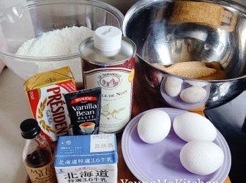 step4: 香蕉和糖先放入攪拌盆中；低筋麵粉、泡打粉及梳打粉過篩備用。