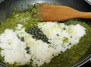 step6: 放入白飯混合(5) 炒勻，待慢慢收汁。