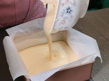 step8: 把蛋糕粉漿倒入蛋糕模至8成滿，然後在卓面輕敲數次，使大氣泡排出。